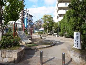 敷地南側に隣接する「黄金の森公園」