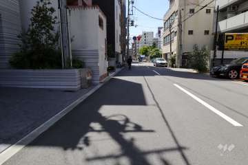 敷地北側の前面道路（東側から）