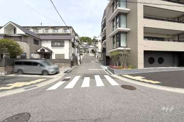敷地西側の前面道路