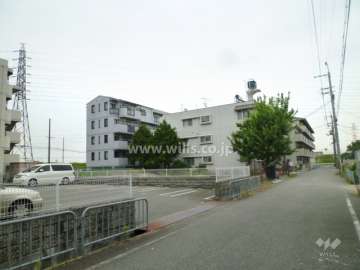 周辺は区画の整った住宅地。すぐ東側には猪名川が流れています。