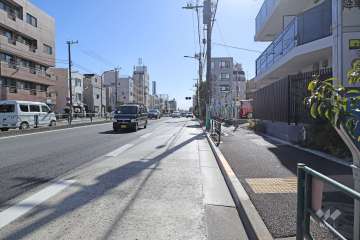 敷地東側の前面道路（北側から）