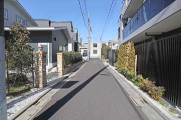 敷地西側の前面道（南側から）