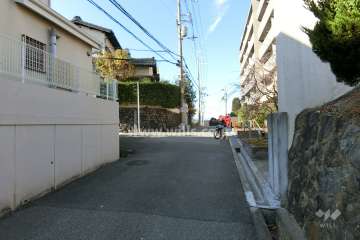 敷地南側の前面道路
