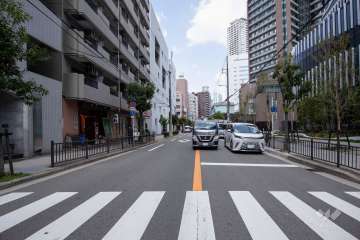 敷地東側の前面道路（南側から）
