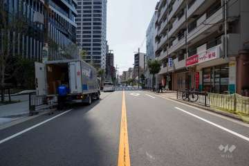 敷地東側の前面道路（北側から）