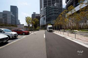 敷地南側の前面道路（東側から）