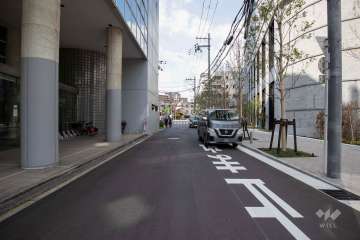 敷地西側の前面道路（南側から）