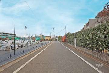 敷地北側の前面道路（西側から）