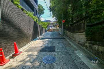 敷地西側の前面道路（北側から）