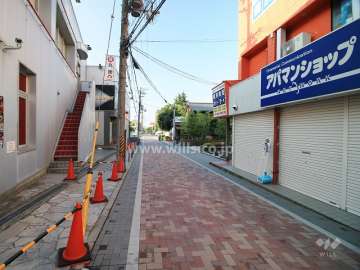 敷地東側の前面道路（北側から）