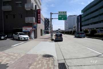 敷地南西側の前面道路（北西側から）