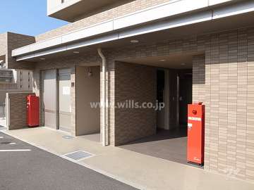 サブエントランス。庇があり、車寄せのスペースとしても使えます。