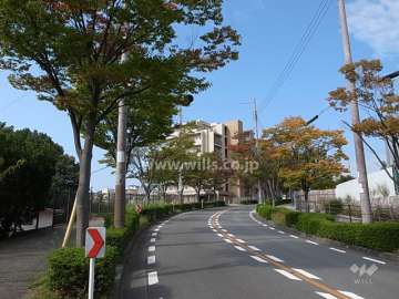 周辺はマンションと一戸建てが混在する住宅地です。