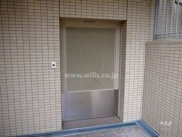 駐輪場の入り口には扉が付いています。