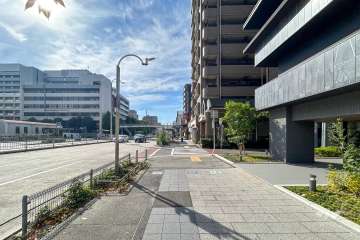 敷地東側の前面道路(北側から)