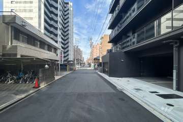 敷地南側の前面道路(東側から)