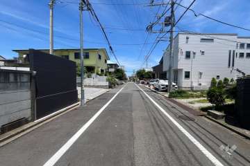 敷地東側の前面道路-(南側から)