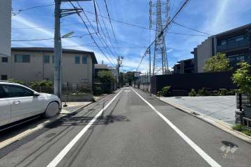 敷地東側の前面道路（北側から）