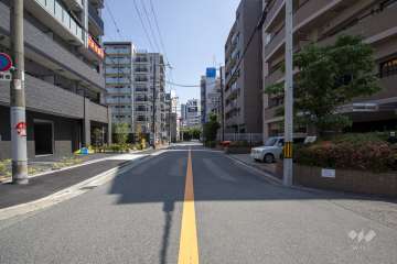 敷地西側の前面道路