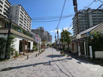 酒蔵通りは、阪急伊丹駅とJR伊丹駅を結ぶ、飲食店が多く立ち並ぶ趣のある通りです。