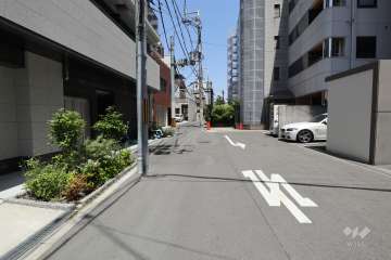 敷地東側の前面道路（南側から）