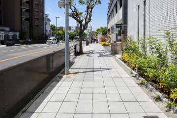 敷地南側の前面道路（東側から）
