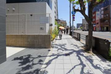 敷地南側の前面道路（西側から）