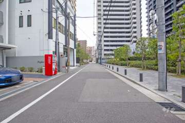 敷地西側の前面道路