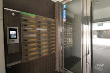 エントランスはオートロック付きです。