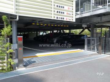 駐車場入り口（ロボットゲート付き）