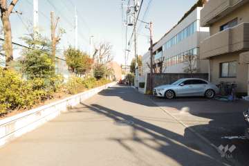 北側の前面道路(西側から)