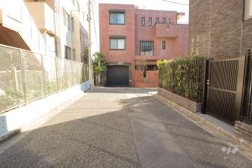 西側の前面道路(北側から)