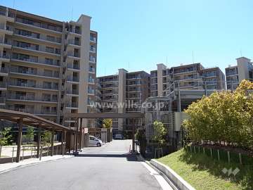 敷地入り口から各棟に向かう敷地内の通路（グランドアプローチ）