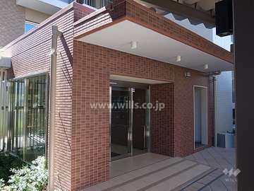 D棟（グリーンフラッツ）のエントランス