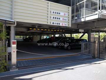 駐車場入り口（ロボットゲート付き）