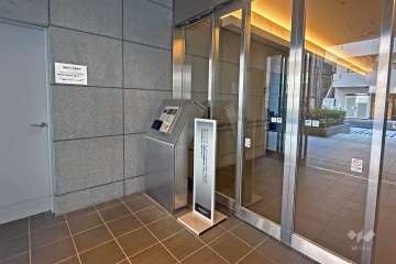 エントランスはオートロック付きです。