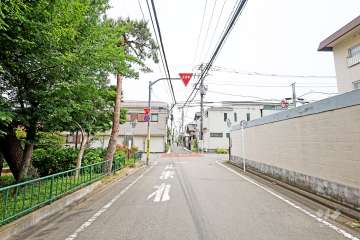 敷地南側の前面道路（西側から）
