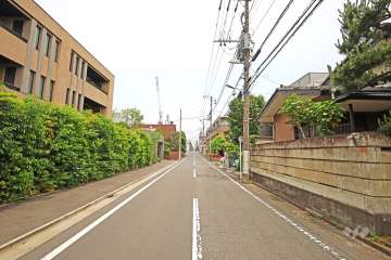 敷地東側の前面道路（南側から）