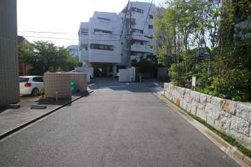敷地南側の前面道路（東側から）