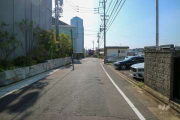 敷地北側の前面道路（東側から）