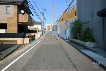 敷地北側の前面道路（西側から）