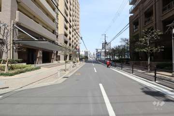 敷地東側の前面道路（南側から）