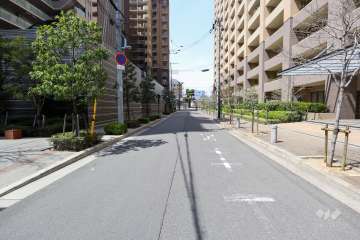 敷地南側の前面道路（東側から）