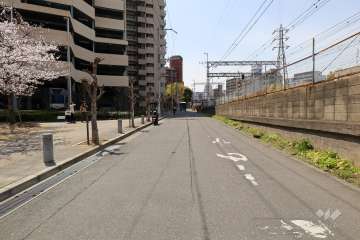 敷地北西側の前面道路（北東側から）
