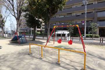 敷地の南西側に『成育西公園』があります。