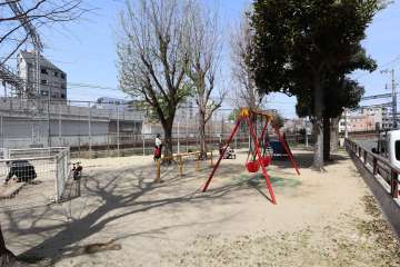 『成育西公園』。すぐ横を京阪本線が走っています。