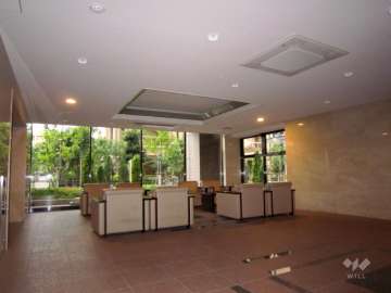 ソファセットが配置されたエントランスホール