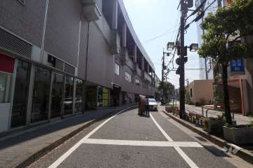 敷地南側の前面道路（東側から）