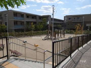 敷地に隣接して東寺内町第一公園があります。