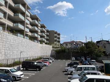 敷地は南側隣地より一段高くなっています。